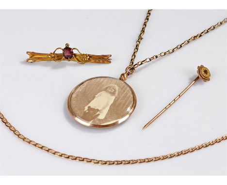 Mixed gold jewellery, to include a chain with pendant, a stick pin, a brooch and chain, (4)