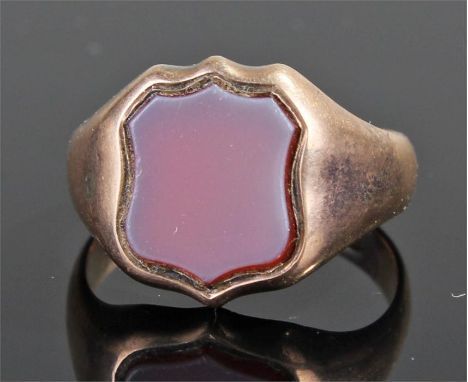 9 carat gold signet ring, with agate set shield shape seal, ring size R, 6.1 grams