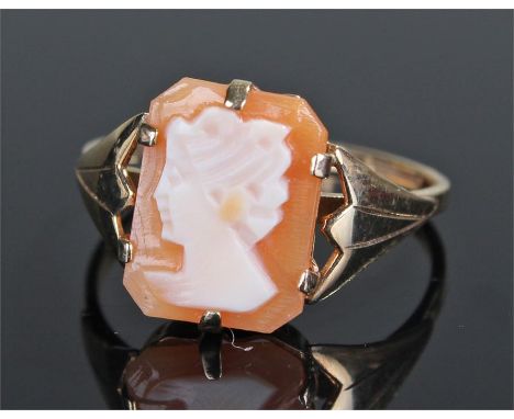 9 carat gold cameo ring, with a carved cameo of a lady, ring size Q