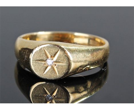 9 carat gold signet ring, with central diamond, star design, 4.1 grams