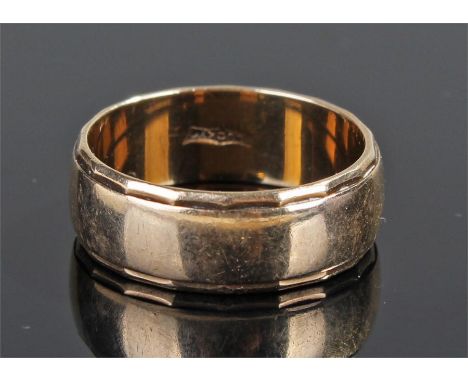 9 carat wedding band, 5.9 grams, ring size R