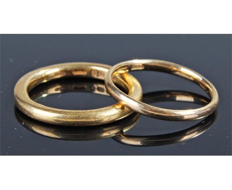 Two 22 carat gold wedding bands, ring sizes S 1/2 and T, total weight 11.1 grams