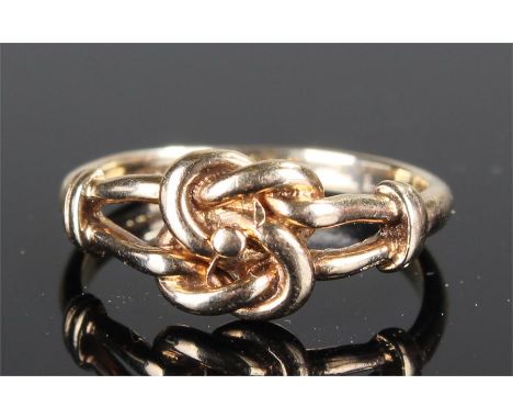 9 carat gold ring, with swirl bands, 2.5 grams