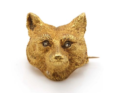 An Edwardian diamond set fox head brooch,of naturalistic form, with a pair of rose cut diamond set eyes and textured fur deta