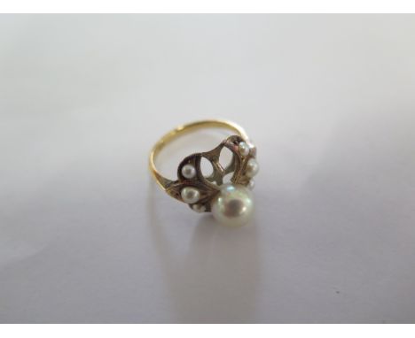 An 18ct yellow gold pearl ring - missing a pearl - ring size M - approx weight 3.4 grams 