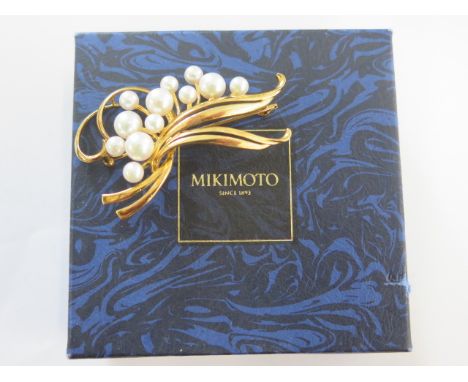 An 18ct yellow gold Mikimoto pearl brooch - Length 5.5cm - approx weight 16.2 grams - in good condition 