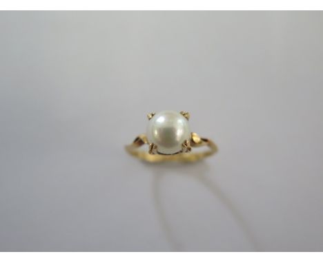 An 18ct yellow gold single pearl ring size L - approx weight 2.8 grams - in good condition 