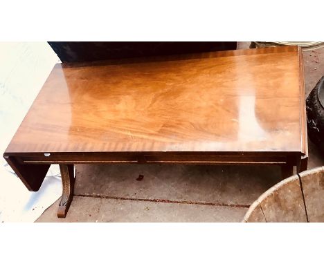 A 20th century mahogany low sofa table, in a Georgian manner, fitted with two drawers, raised on swept carved feet.&nbsp;