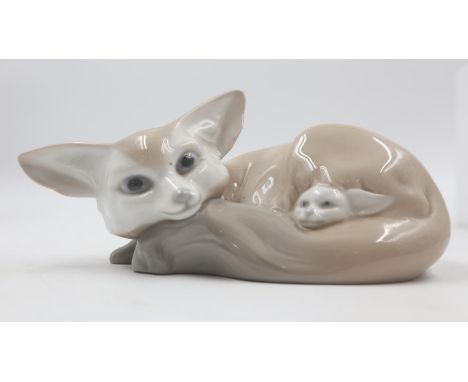 Lladro fox with cub, no cracks or chips, L: 17 cm. UK P&amp;P Group 2 (£20+VAT for the first lot and £4+VAT for subsequent lo