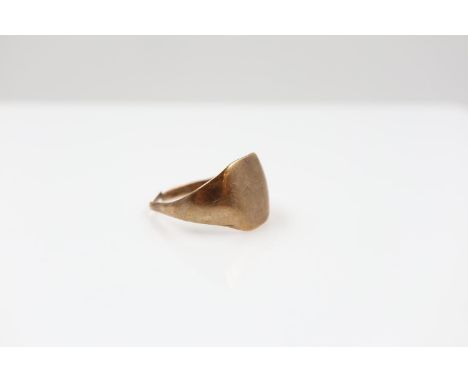9ct gold signet ring, cut 3.2g. UK P&amp;P Group 0 (£6+VAT for the first lot and £1+VAT for subsequent lots)