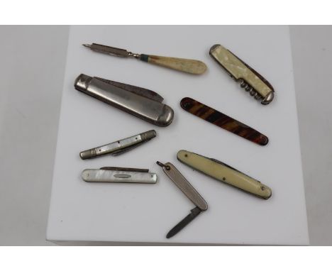 Box of penknives including silver bladed fruit knives. UK P&amp;P Group 2 (£20+VAT for the first lot and £4+VAT for subsequen