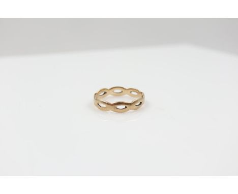 9ct gold pierced ring, size M, 1.2g. UK P&amp;P Group 0 (£6+VAT for the first lot and £1+VAT for subsequent lots)