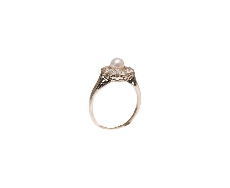   Ring Ring WG/585fein mit Diamanten im Altschliff zus.ca. 0,3ct, und eien Perle ca. 4,5mm dm GesGew. 2,07gramm RW 52        