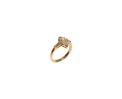   Ring Damenring GG 750/fein mit einem Navette Diamant und zwei Trapeze zus.ca. 1,8ct, GesGew. 3,7gramm RW 53        Ring lad