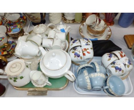 A Wedgwood "Signet Gold" part tea and dessert service; a selection of Royal Worcester Evesham; other teaware