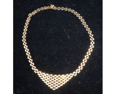 A gate chain necklace, stamped '375', 17 g