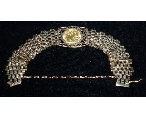 A 9 carat hallmarked gold gate bracelet set with 1914 half sovereign, 23.5 gm gross