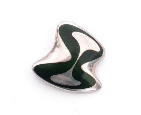 Henning Kopel for Georg Jensen - A 1960s Danish Sterling silver brooch of amorphic design with green enamel decoration, width