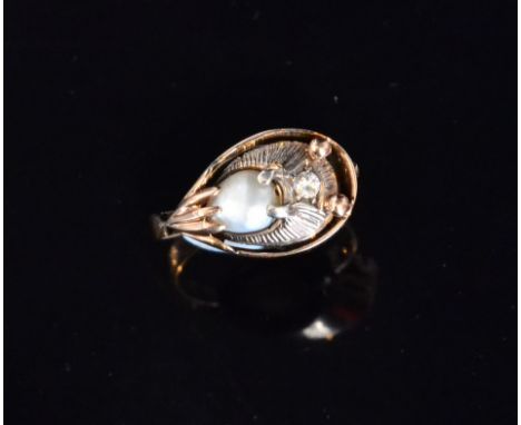 Unknown - An Art Deco diamond and pearl cocktail ring in the Egyptian taste, the oval head with reeded diamond set white meta