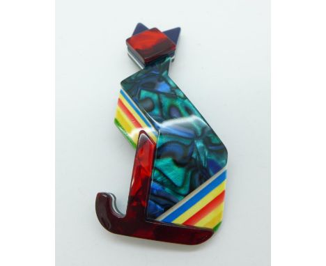 An Art Deco style lucite cat brooch 