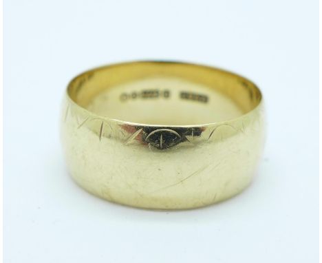 A 9ct gold wedding band, 4.9g, Q/R 