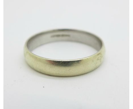 A 9ct white gold wedding band, 3.1g, R 