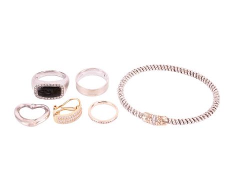 A group lot of jewellery to include a bi-metal rope twist bangle, a diamond set heart-shaped pendant in un-hallmarked white m