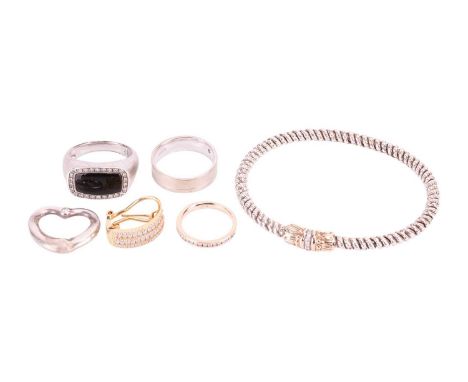 A group lot of jewellery to include a bi-metal rope twist bangle, a diamond set heart-shaped pendant in un-hallmarked white m