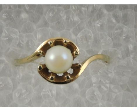 A solitaire pearl dress ring, set in a yellow metal band stamped 375, 1g.