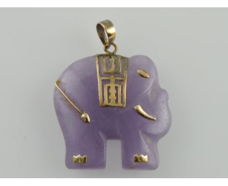 A lavender jade pendant, modelled in the form of an elephant, with yellow bale and mounts, 6g.