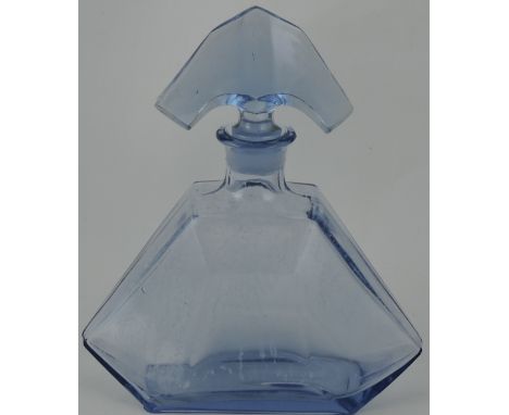 An Art Deco blue glass perfume decanter, with an arrow head stopper, H. 19cm.
