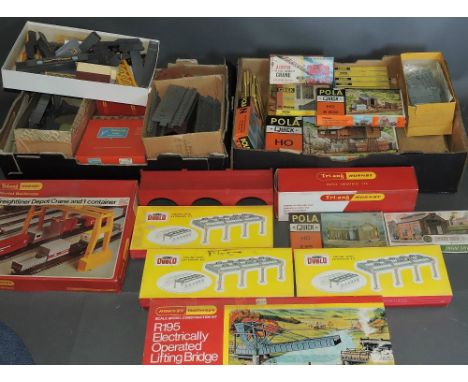 A quantity of Hornby Dublo buildings and trackside equipment, stations and engine sheds etc., some boxed also items from othe
