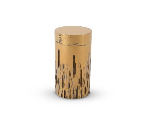 STUART DEVLIN (AUSTRALIAN, 1931-2018) CYLINDRICAL BOX, 1966 Silver-gilt, lower part with chiselled out linear design Stamped 