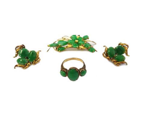 A gold and jade three stone ring, detailed 14 K, ring size O and a half, a gold and jade brooch, designed as a floral and fol