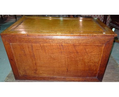 An early 20th century oak lift top trunk, 106cm wide x 62cm high.  G8