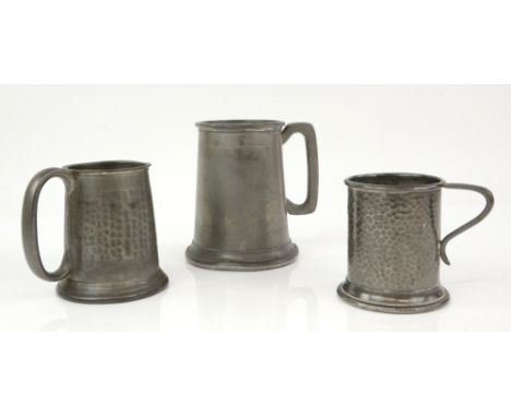 The Lord of the Rings - Three pewter tankards from the Prancing Pony scenes (3). Provenance: The vendor owned an event planni