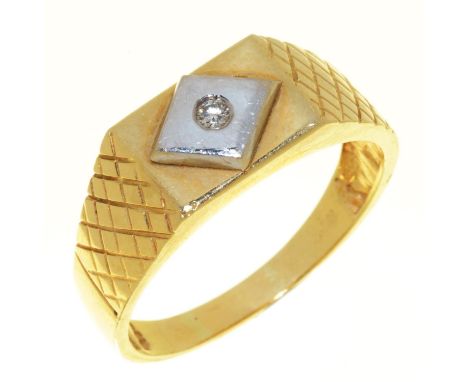 A DIAMOND GENTLEMAN’S RING IN TWO COLOUR GOLD, UNMARKED, 5.8G, SIZE W ½ Light wear and scratches