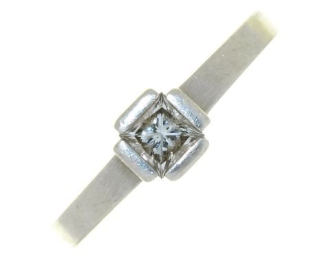 A DIAMOND SOLITAIRE RING WITH PRINCESS CUT DIAMOND, IN PLATINUM, MARKED 950 AND STAMPED 0.40 F, VVS, 7.6G, SIZE L½ Heavy gaug