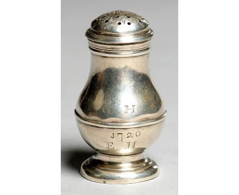 A GEORGE I SILVER PEPPER CASTER AND BUN COVER, THE BALUSTER CASTER WITH PLAIN GIRDLE AND ENGRAVED WITH CONTEMPORARY INITIALS 