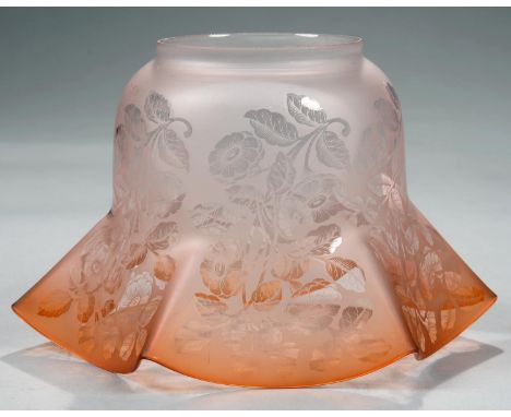 A VICTORIAN APRICOT SHADED GLASS OIL LAMP SHADE, ETCHED WITH FLOWERS, 16CM H, APERTURE 9.5CM D Good condition