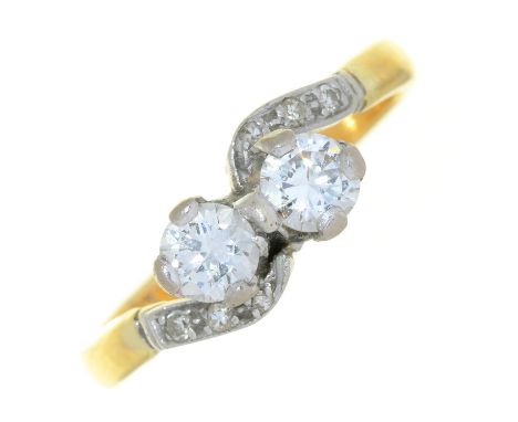 A DIAMOND CROSSOVER RING IN GOLD, MARKED 18CT, 3G, SIZE L ½ NO DAMAGE TO DIAMONDS. BUILDUP OF DIRT AND GRIME TO SETTINGS. LIG