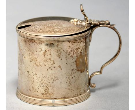A VICTORIAN SILVER DRUM MUSTARD POT WITH REEDED RIMS, CRESTED, BLUE GLASS LINER, 7CM H, BY ROBERT HARPER AND SON, LONDON 1874