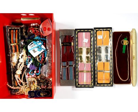 MISCELLANEOUS VINTAGE AND MODERN COSTUME JEWELLERY Mostly in good condition