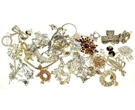 A QUANTITY OF 20TH C VINTAGE PASTE SPRAY BROOCHES, MARCASITE ARTICLES AND OTHER COSTUME JEWELLERY Variable condition, many it