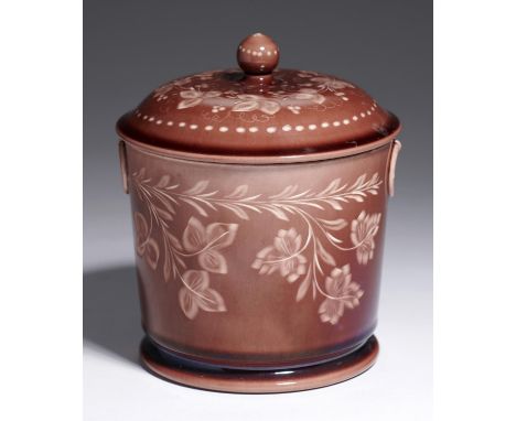 A WEDGWOOD VIGORNIAN WARE SUCRIER AND COVER, C1875, WITH ETCHED ROCKINGHAM BROWN GLAZE, 12.5CM H, IMPRESSED MARK AND ROCKINGH