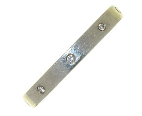 A DIAMOND ETERNITY RING, IN PLATINUM, MARKED 950 AND 0.09 F, VS, 6.8G, SIZE L½ Good condition, metal with light scratches con