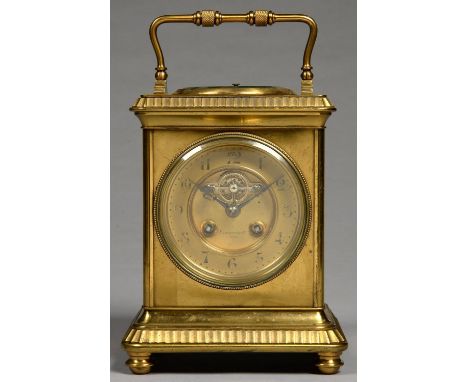 A FRENCH BRASS CARRIAGE CLOCK, THE DIAL WITH VISIBLE ESCAPEMENT, BLUED STEEL HANDS AND INSCRIBED ELKINGTON AND CO PARIS, THE 