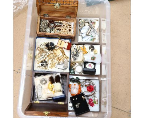 A quantity of Vintage costume jewellery, to include gilt-metal brooches, a jade and turquoise brooch, pearl necklaces, campho