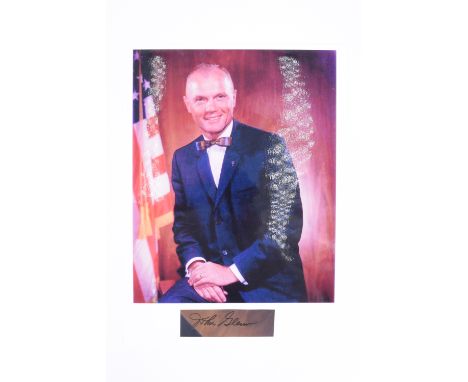 [ Autographs ] John Glenn, US astronaut and politician, his autograph signature mounted with a portrait photograph 