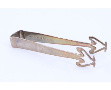 A set of Edwardian Liberty Cymric silver sugar tongs, having tapering planar legs and Art Nouveau terminals, 9.5 cm, Birmingh
